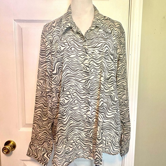 Abercrombie & Fitch Black and White Artsy Button Front Blouse with Collar - Picture 1 of 11
